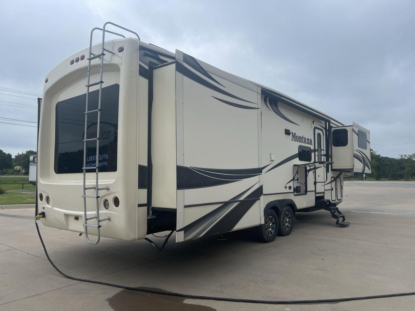 2014 WHITE KEYSTONE MONTANA 3750FL (4YDF37522E4) , located at 4319 N Main St, Cleburne, TX, 76033, (817) 678-5133, 32.385960, -97.391212 - This 2014 Montana 3750FL fifth wheel measures just over 38' in length. It is a dual axle, aluminum wheel setup with a dry weight of 12,597 lbs and has a carrying capacity of 3,173 lbs. This fifth wheel has five slides. The rear of the fifth wheel holds the bedroom. It has a queen sized bed with a - Photo#25