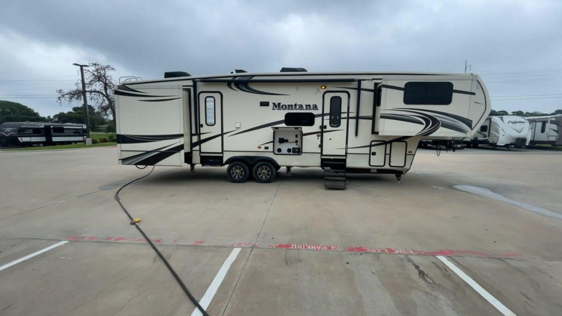 2014 WHITE KEYSTONE MONTANA 3750FL (4YDF37522E4) , located at 4319 N Main St, Cleburne, TX, 76033, (817) 678-5133, 32.385960, -97.391212 - This 2014 Montana 3750FL fifth wheel measures just over 38' in length. It is a dual axle, aluminum wheel setup with a dry weight of 12,597 lbs and has a carrying capacity of 3,173 lbs. This fifth wheel has five slides. The rear of the fifth wheel holds the bedroom. It has a queen sized bed with a - Photo#2