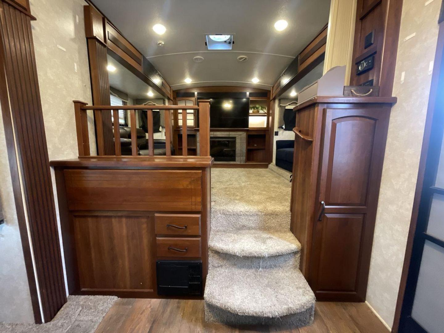 2014 WHITE KEYSTONE MONTANA 3750FL (4YDF37522E4) , located at 4319 N Main St, Cleburne, TX, 76033, (817) 678-5133, 32.385960, -97.391212 - This 2014 Montana 3750FL fifth wheel measures just over 38' in length. It is a dual axle, aluminum wheel setup with a dry weight of 12,597 lbs and has a carrying capacity of 3,173 lbs. This fifth wheel has five slides. The rear of the fifth wheel holds the bedroom. It has a queen sized bed with a - Photo#29