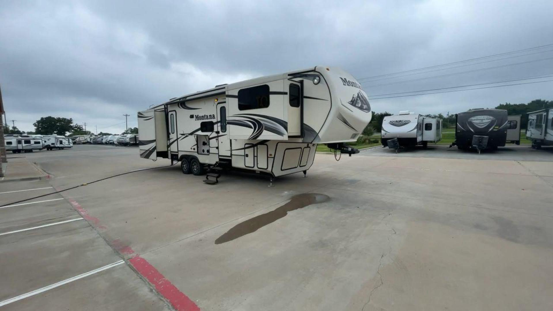 2014 WHITE KEYSTONE MONTANA 3750FL (4YDF37522E4) , located at 4319 N Main St, Cleburne, TX, 76033, (817) 678-5133, 32.385960, -97.391212 - This 2014 Montana 3750FL fifth wheel measures just over 38' in length. It is a dual axle, aluminum wheel setup with a dry weight of 12,597 lbs and has a carrying capacity of 3,173 lbs. This fifth wheel has five slides. The rear of the fifth wheel holds the bedroom. It has a queen sized bed with a - Photo#3