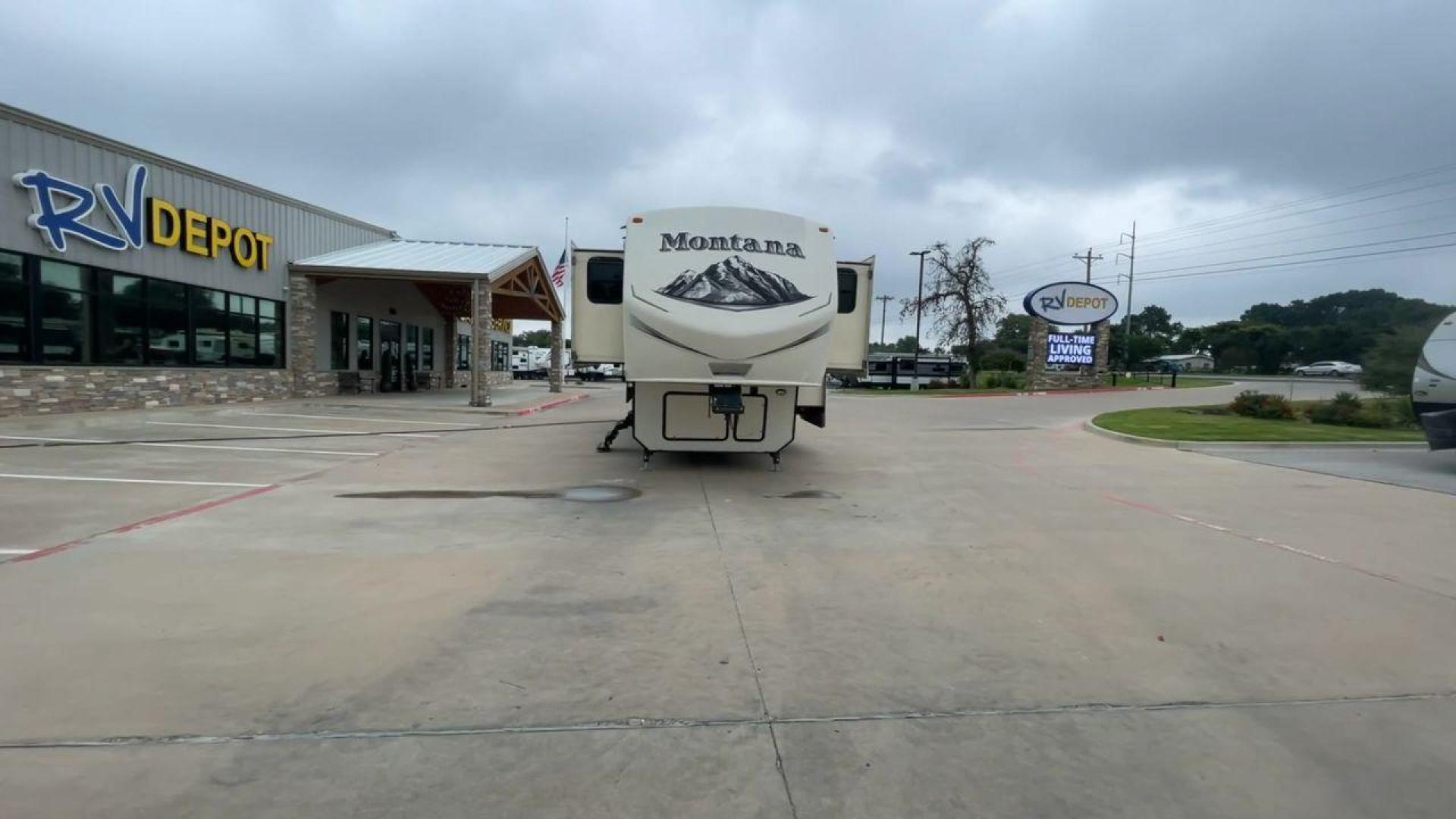 2014 WHITE KEYSTONE MONTANA 3750FL (4YDF37522E4) , located at 4319 N Main St, Cleburne, TX, 76033, (817) 678-5133, 32.385960, -97.391212 - This 2014 Montana 3750FL fifth wheel measures just over 38' in length. It is a dual axle, aluminum wheel setup with a dry weight of 12,597 lbs and has a carrying capacity of 3,173 lbs. This fifth wheel has five slides. The rear of the fifth wheel holds the bedroom. It has a queen sized bed with a - Photo#4