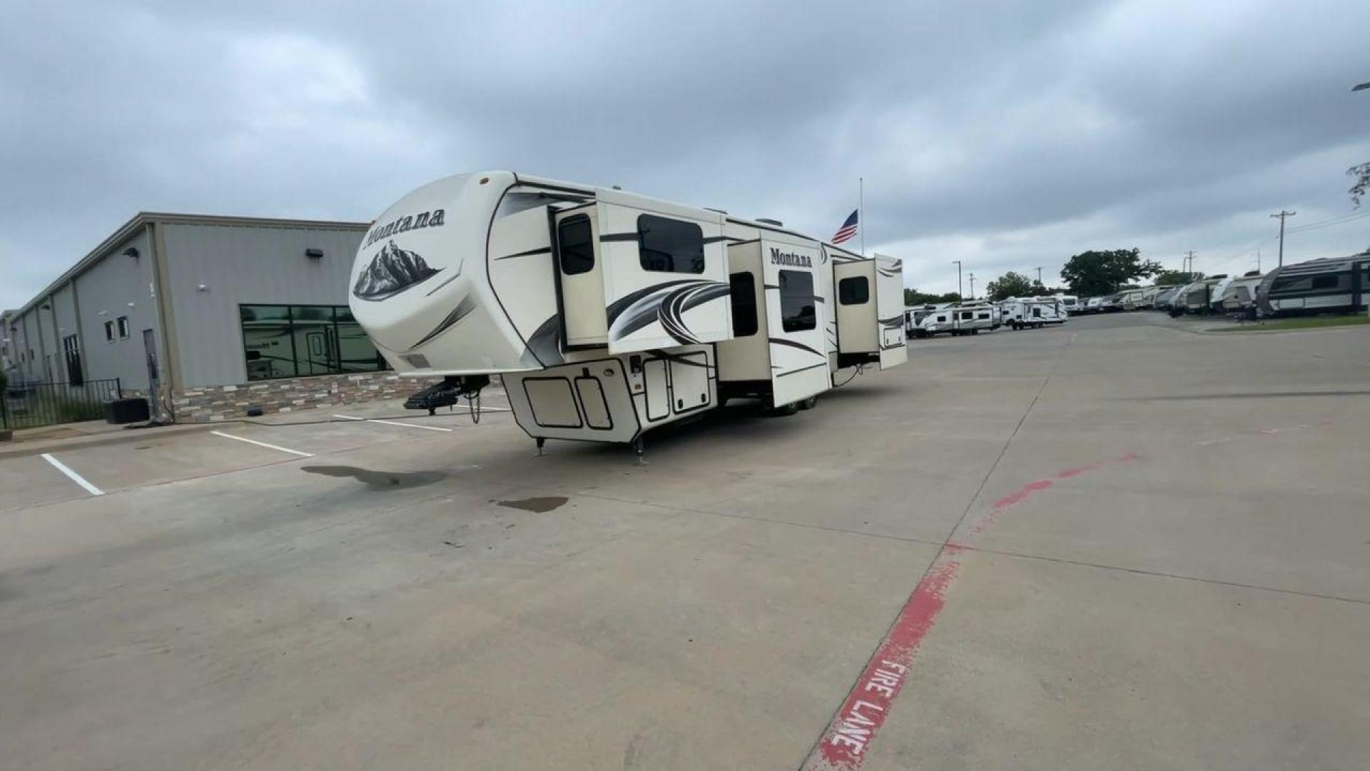 2014 WHITE KEYSTONE MONTANA 3750FL (4YDF37522E4) , located at 4319 N Main St, Cleburne, TX, 76033, (817) 678-5133, 32.385960, -97.391212 - This 2014 Montana 3750FL fifth wheel measures just over 38' in length. It is a dual axle, aluminum wheel setup with a dry weight of 12,597 lbs and has a carrying capacity of 3,173 lbs. This fifth wheel has five slides. The rear of the fifth wheel holds the bedroom. It has a queen sized bed with a - Photo#5