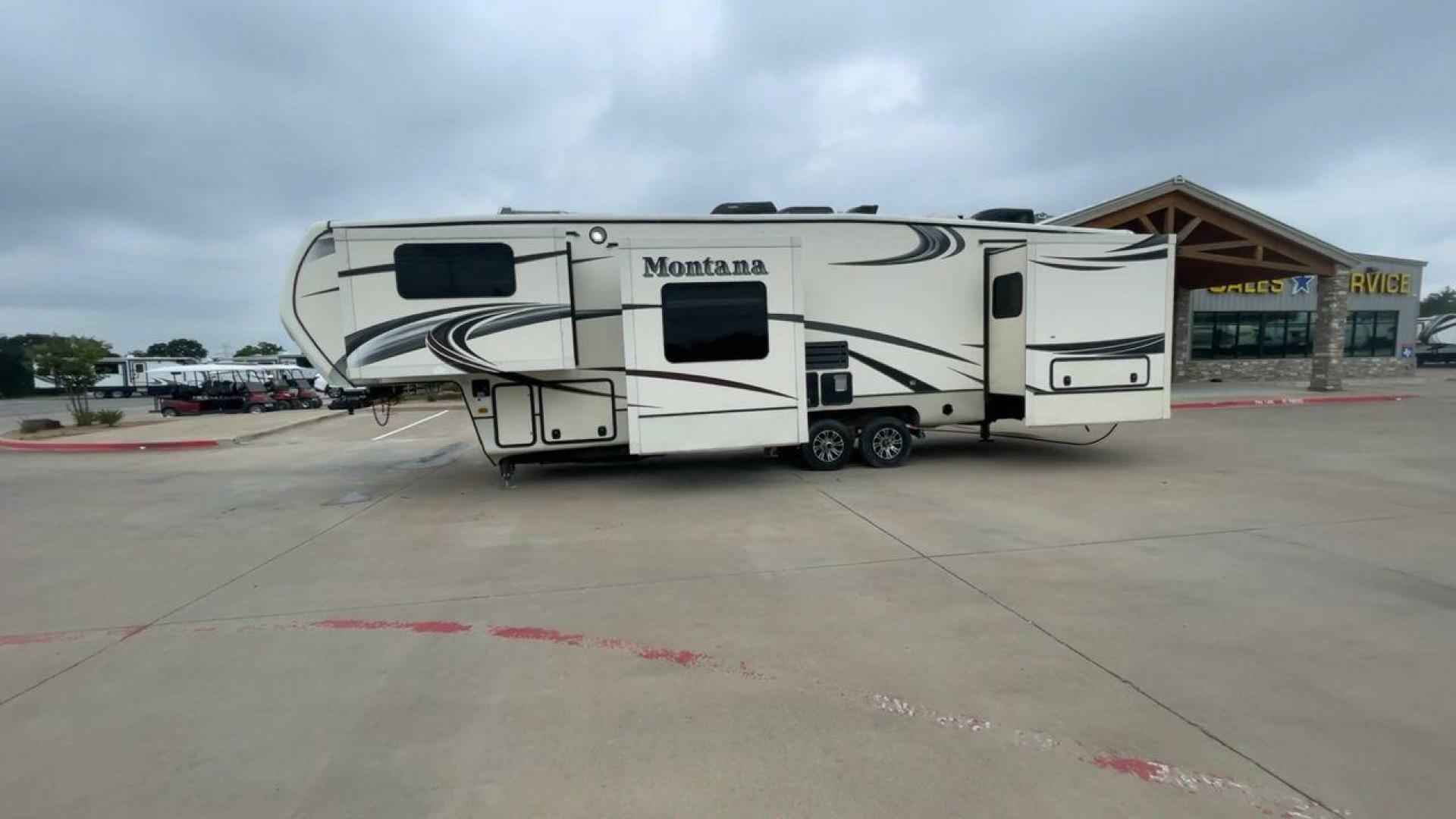 2014 WHITE KEYSTONE MONTANA 3750FL (4YDF37522E4) , located at 4319 N Main St, Cleburne, TX, 76033, (817) 678-5133, 32.385960, -97.391212 - This 2014 Montana 3750FL fifth wheel measures just over 38' in length. It is a dual axle, aluminum wheel setup with a dry weight of 12,597 lbs and has a carrying capacity of 3,173 lbs. This fifth wheel has five slides. The rear of the fifth wheel holds the bedroom. It has a queen sized bed with a - Photo#6