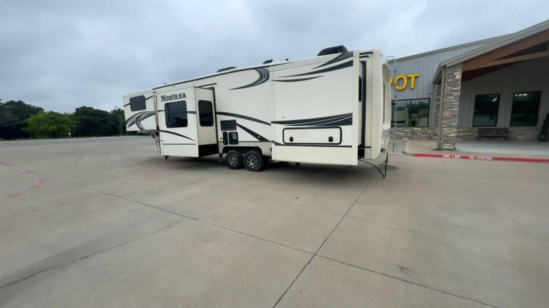 2014 WHITE KEYSTONE MONTANA 3750FL (4YDF37522E4) , located at 4319 N Main St, Cleburne, TX, 76033, (817) 678-5133, 32.385960, -97.391212 - This 2014 Montana 3750FL fifth wheel measures just over 38' in length. It is a dual axle, aluminum wheel setup with a dry weight of 12,597 lbs and has a carrying capacity of 3,173 lbs. This fifth wheel has five slides. The rear of the fifth wheel holds the bedroom. It has a queen sized bed with a - Photo#7