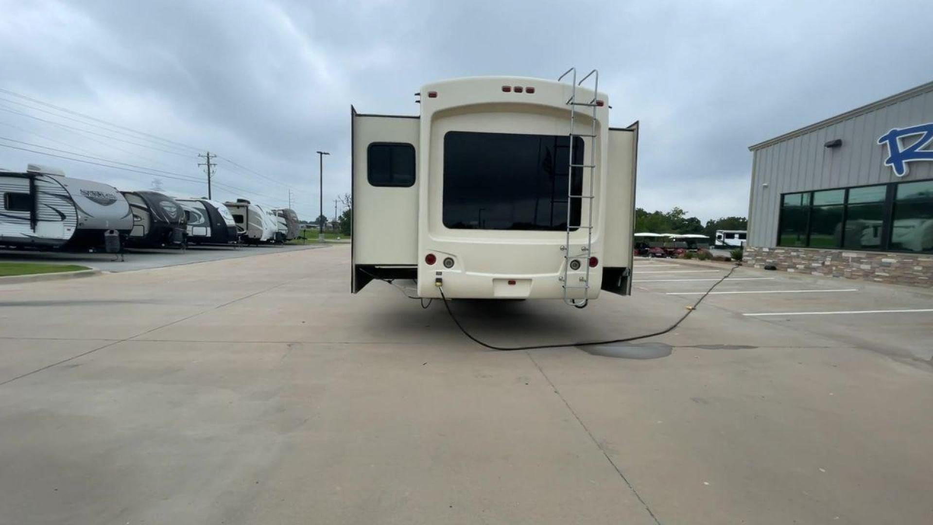 2014 WHITE KEYSTONE MONTANA 3750FL (4YDF37522E4) , located at 4319 N Main St, Cleburne, TX, 76033, (817) 678-5133, 32.385960, -97.391212 - This 2014 Montana 3750FL fifth wheel measures just over 38' in length. It is a dual axle, aluminum wheel setup with a dry weight of 12,597 lbs and has a carrying capacity of 3,173 lbs. This fifth wheel has five slides. The rear of the fifth wheel holds the bedroom. It has a queen sized bed with a - Photo#8