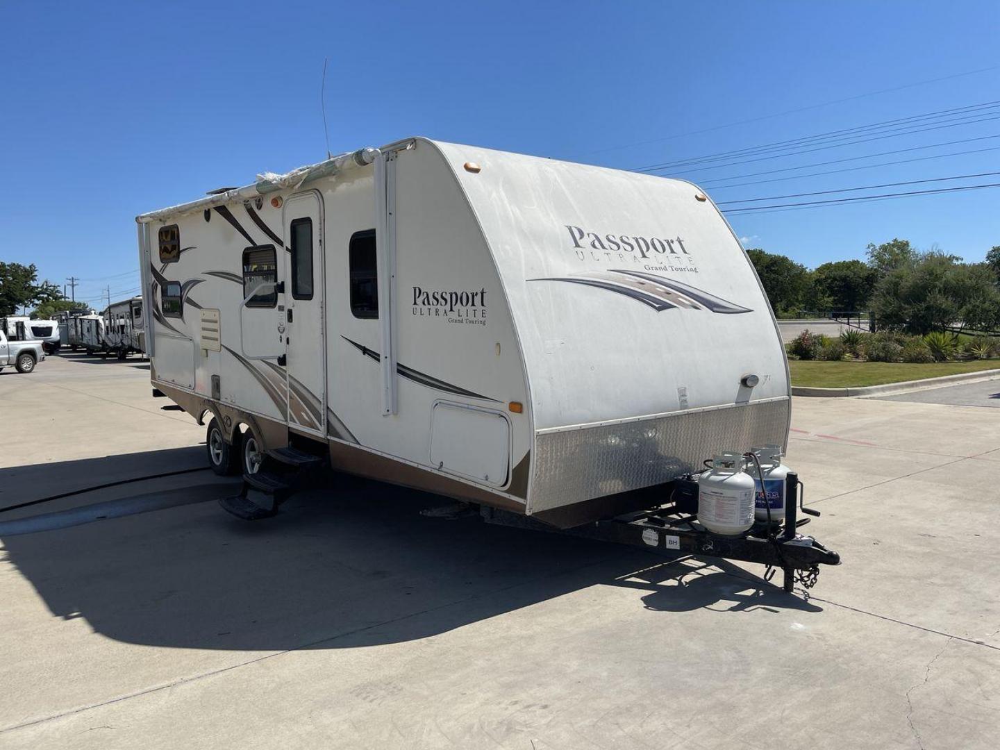 2014 WHITE KEYSTONE PASSPORT 2400BH (4YDT24029ET) , Length: 27.83 ft. | Dry Weight: 4,730 lbs. | Gross Weight: 6,800 lbs. | Slides: 1 transmission, located at 4319 N Main St, Cleburne, TX, 76033, (817) 678-5133, 32.385960, -97.391212 - The 2014 Keystone Passport 2400BH is a dual-axle steel wheel set-up that measures 27.83 ft. in length. It has a dry weight of 4,730 lbs. and a GVWR of 6,800 lbs. It also has a payload capacity of 2,070 lbs. and a hitch weight of 515 lbs. Its exterior is a base color of white with black and brown acc - Photo#23