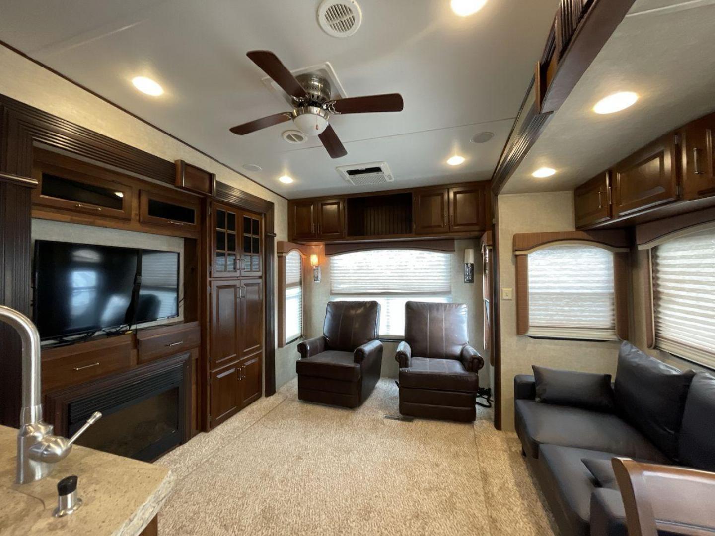 2014 KEYSTONE RV AVALANCHE 345TG (4YDF34521EE) , Length: 37.92 ft. | Dry Weight: 11,417 lbs. | Gross Weight: 14,140 lbs. | Slides: 3 transmission, located at 4319 N Main St, Cleburne, TX, 76033, (817) 678-5133, 32.385960, -97.391212 - Set out on an adventure filled with luxury and comfort in the 2014 Keystone Avalanche 345TG, a fifth wheel crafted to elevate your RV experience. With its 37.92-foot size, this model seamlessly blends sophisticated design with functional features, making it an ideal sanctuary for your travels. Built - Photo#10