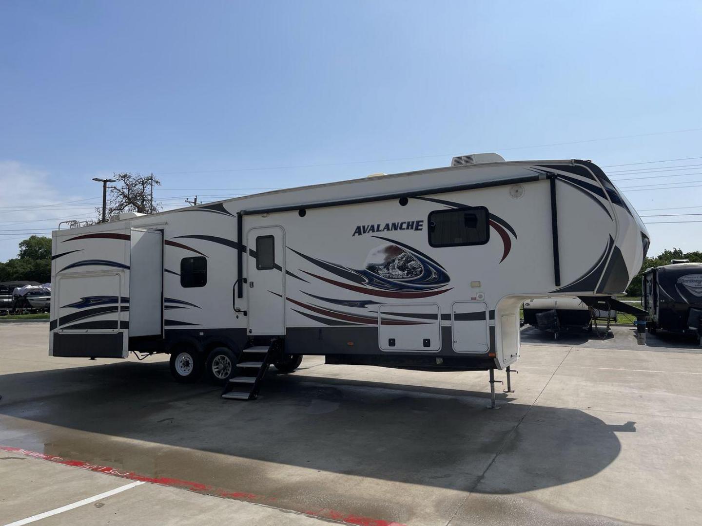 2014 KEYSTONE RV AVALANCHE 345TG (4YDF34521EE) , Length: 37.92 ft. | Dry Weight: 11,417 lbs. | Gross Weight: 14,140 lbs. | Slides: 3 transmission, located at 4319 N Main St, Cleburne, TX, 76033, (817) 678-5133, 32.385960, -97.391212 - Set out on an adventure filled with luxury and comfort in the 2014 Keystone Avalanche 345TG, a fifth wheel crafted to elevate your RV experience. With its 37.92-foot size, this model seamlessly blends sophisticated design with functional features, making it an ideal sanctuary for your travels. Built - Photo#23