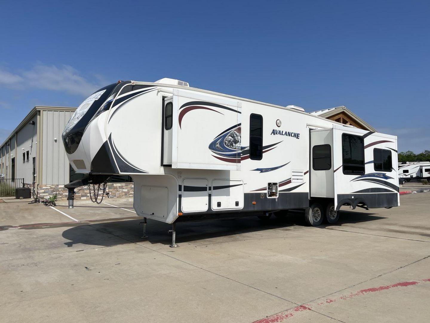 2014 KEYSTONE RV AVALANCHE 345TG (4YDF34521EE) , Length: 37.92 ft. | Dry Weight: 11,417 lbs. | Gross Weight: 14,140 lbs. | Slides: 3 transmission, located at 4319 N Main St, Cleburne, TX, 76033, (817) 678-5133, 32.385960, -97.391212 - Set out on an adventure filled with luxury and comfort in the 2014 Keystone Avalanche 345TG, a fifth wheel crafted to elevate your RV experience. With its 37.92-foot size, this model seamlessly blends sophisticated design with functional features, making it an ideal sanctuary for your travels. Built - Photo#24