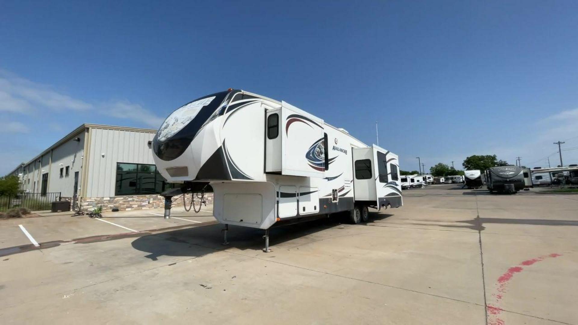 2014 KEYSTONE RV AVALANCHE 345TG (4YDF34521EE) , Length: 37.92 ft. | Dry Weight: 11,417 lbs. | Gross Weight: 14,140 lbs. | Slides: 3 transmission, located at 4319 N Main St, Cleburne, TX, 76033, (817) 678-5133, 32.385960, -97.391212 - Set out on an adventure filled with luxury and comfort in the 2014 Keystone Avalanche 345TG, a fifth wheel crafted to elevate your RV experience. With its 37.92-foot size, this model seamlessly blends sophisticated design with functional features, making it an ideal sanctuary for your travels. Built - Photo#5