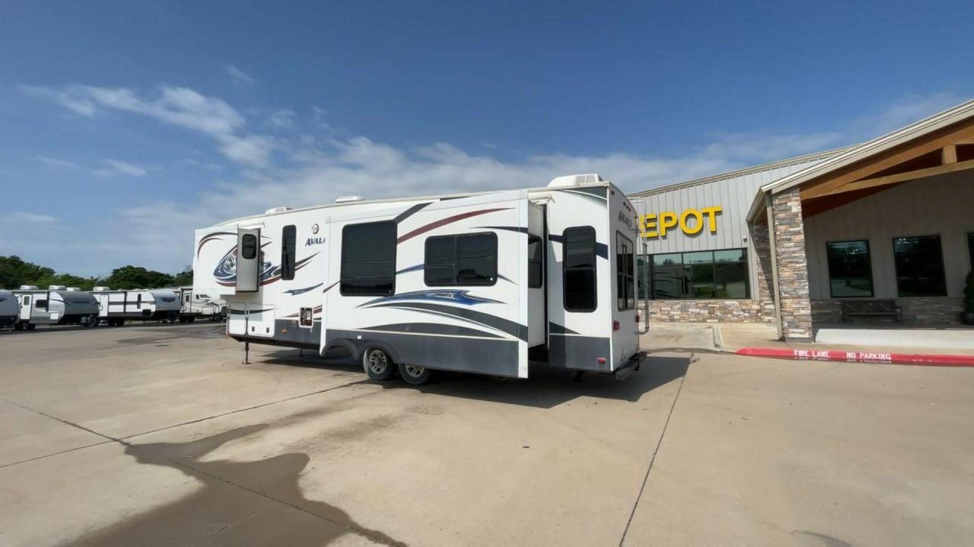 2014 KEYSTONE RV AVALANCHE 345TG (4YDF34521EE) , Length: 37.92 ft. | Dry Weight: 11,417 lbs. | Gross Weight: 14,140 lbs. | Slides: 3 transmission, located at 4319 N Main St, Cleburne, TX, 76033, (817) 678-5133, 32.385960, -97.391212 - Set out on an adventure filled with luxury and comfort in the 2014 Keystone Avalanche 345TG, a fifth wheel crafted to elevate your RV experience. With its 37.92-foot size, this model seamlessly blends sophisticated design with functional features, making it an ideal sanctuary for your travels. Built - Photo#7