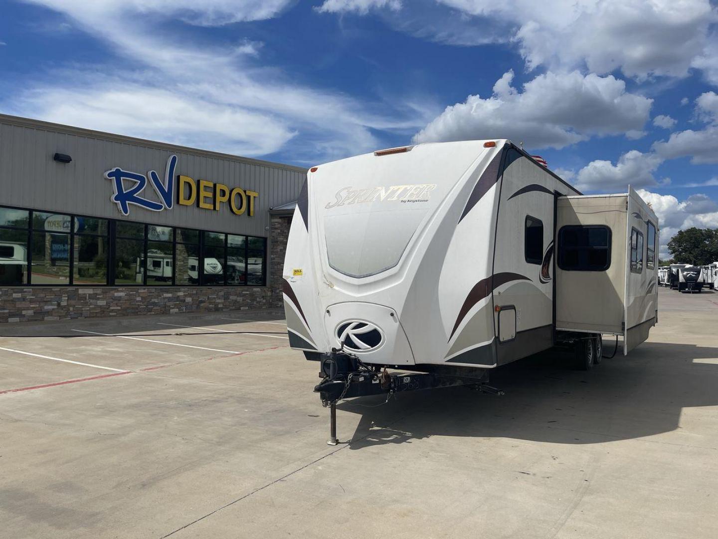 2014 WHITE KEYSTONE SPRINTER 311BHS - (4YDT31122E1) , Length: 35.33 ft. | Dry Weight: 8,260 lbs. | Gross Weight: 10,995 lbs. | Slides: 2 transmission, located at 4319 N Main St, Cleburne, TX, 76033, (817) 678-5133, 32.385960, -97.391212 - This 2014 Keystone Sprinter 311BHS is a dual-axle steel wheel setup that measures 35.33 ft. long. It has a dry weight of 8,260 lbs. and a GVWR of 10,995 lbs. It includes 2 power slides as well as 1 power awning. This travel trailer offers sleeping space for up to 10 people with its front queen bed - Photo#0