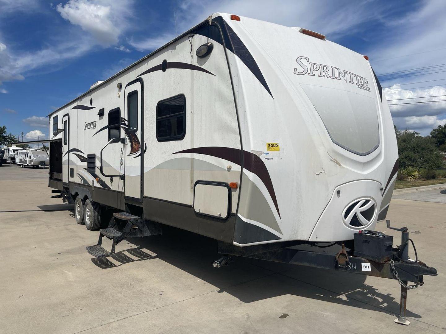 2014 WHITE KEYSTONE SPRINTER 311BHS - (4YDT31122E1) , Length: 35.33 ft. | Dry Weight: 8,260 lbs. | Gross Weight: 10,995 lbs. | Slides: 2 transmission, located at 4319 N Main St, Cleburne, TX, 76033, (817) 678-5133, 32.385960, -97.391212 - This 2014 Keystone Sprinter 311BHS is a dual-axle steel wheel setup that measures 35.33 ft. long. It has a dry weight of 8,260 lbs. and a GVWR of 10,995 lbs. It includes 2 power slides as well as 1 power awning. This travel trailer offers sleeping space for up to 10 people with its front queen bed - Photo#23