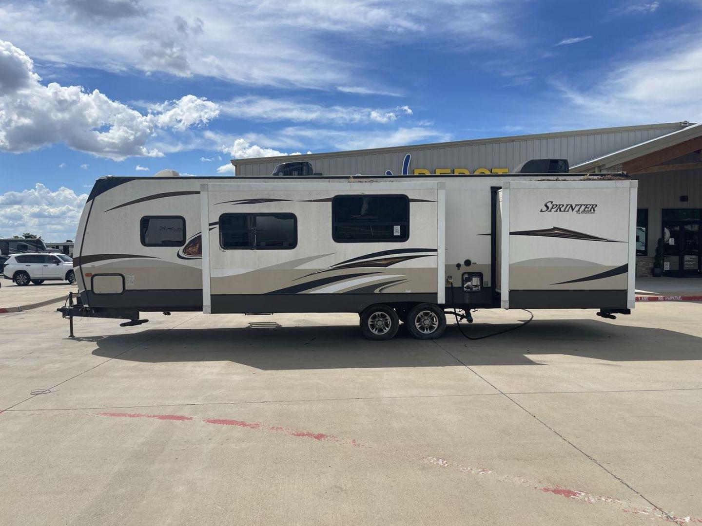 2014 WHITE KEYSTONE SPRINTER 311BHS - (4YDT31122E1) , Length: 35.33 ft. | Dry Weight: 8,260 lbs. | Gross Weight: 10,995 lbs. | Slides: 2 transmission, located at 4319 N Main St, Cleburne, TX, 76033, (817) 678-5133, 32.385960, -97.391212 - This 2014 Keystone Sprinter 311BHS is a dual-axle steel wheel setup that measures 35.33 ft. long. It has a dry weight of 8,260 lbs. and a GVWR of 10,995 lbs. It includes 2 power slides as well as 1 power awning. This travel trailer offers sleeping space for up to 10 people with its front queen bed - Photo#24