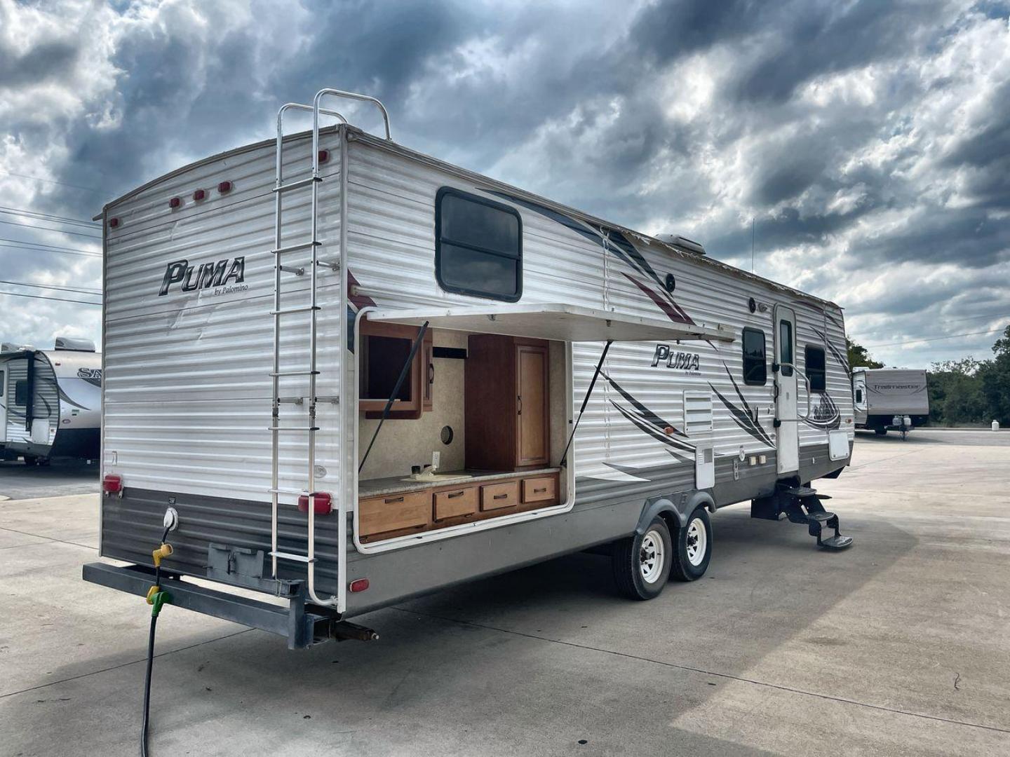 2014 PALOMINO PUMA PT30DBSS (4X4TPUF21EP) , Length: 33.5 ft. | Dry Weight: 6,675 lbs. | Gross Weight: 9,588 lbs. | Slides: 1 transmission, located at 4319 N Main St, Cleburne, TX, 76033, (817) 678-5133, 32.385960, -97.391212 - Photo#12