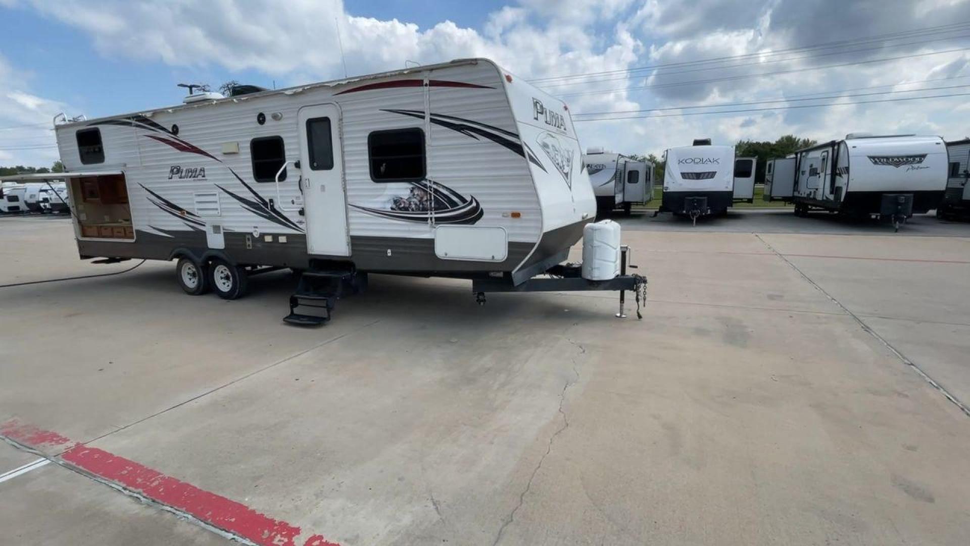 2014 PALOMINO PUMA PT30DBSS (4X4TPUF21EP) , Length: 33.5 ft. | Dry Weight: 6,675 lbs. | Gross Weight: 9,588 lbs. | Slides: 1 transmission, located at 4319 N Main St, Cleburne, TX, 76033, (817) 678-5133, 32.385960, -97.391212 - Photo#3