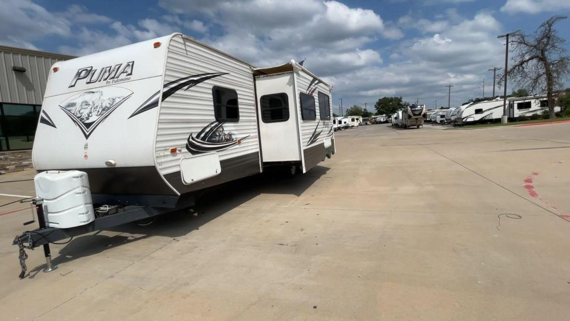 2014 PALOMINO PUMA PT30DBSS (4X4TPUF21EP) , Length: 33.5 ft. | Dry Weight: 6,675 lbs. | Gross Weight: 9,588 lbs. | Slides: 1 transmission, located at 4319 N Main St, Cleburne, TX, 76033, (817) 678-5133, 32.385960, -97.391212 - Photo#5