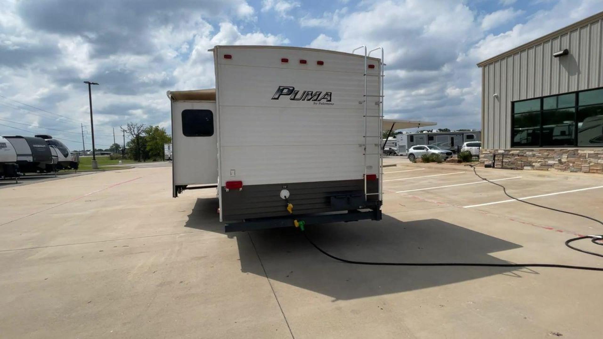 2014 PALOMINO PUMA PT30DBSS (4X4TPUF21EP) , Length: 33.5 ft. | Dry Weight: 6,675 lbs. | Gross Weight: 9,588 lbs. | Slides: 1 transmission, located at 4319 N Main St, Cleburne, TX, 76033, (817) 678-5133, 32.385960, -97.391212 - Photo#8