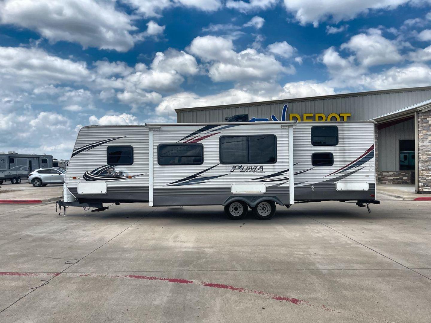 2014 PALOMINO PUMA PT30DBSS (4X4TPUF21EP) , Length: 33.5 ft. | Dry Weight: 6,675 lbs. | Gross Weight: 9,588 lbs. | Slides: 1 transmission, located at 4319 N Main St, Cleburne, TX, 76033, (817) 678-5133, 32.385960, -97.391212 - Photo#24