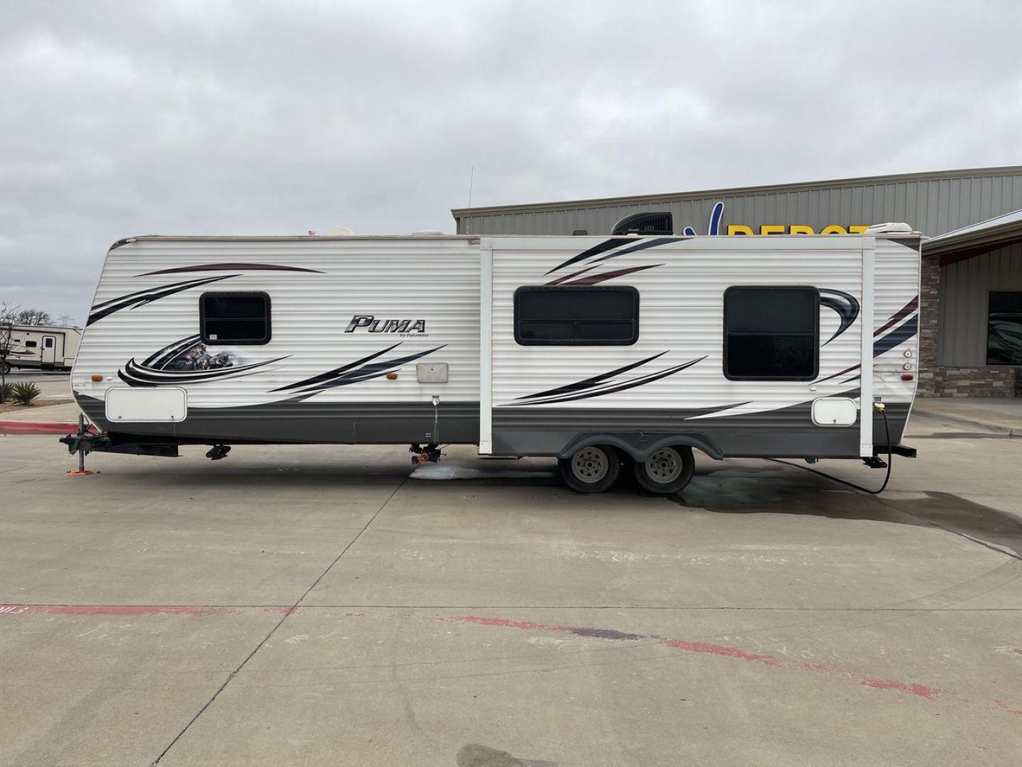 2014 WHITE PUMA 30RKSS (4X4TPUF23EP) , Length: 32.75 ft. | Dry Weight: 6,670 lbs. | Gross Weight: 9,827 lbs. | Slides: 1 transmission, located at 4319 N Main St, Cleburne, TX, 76033, (817) 678-5133, 32.385960, -97.391212 - Looking for a travel trailer that offers comfort, convenience, and style? Look no further than this 2014 PUMA 30RKSS available at RV Depot in Cleburne, TX. With its spacious interior, sleek white exterior, and rear living layout, this travel trailer is perfect for your next adventure. The PUMA 30RK - Photo#23