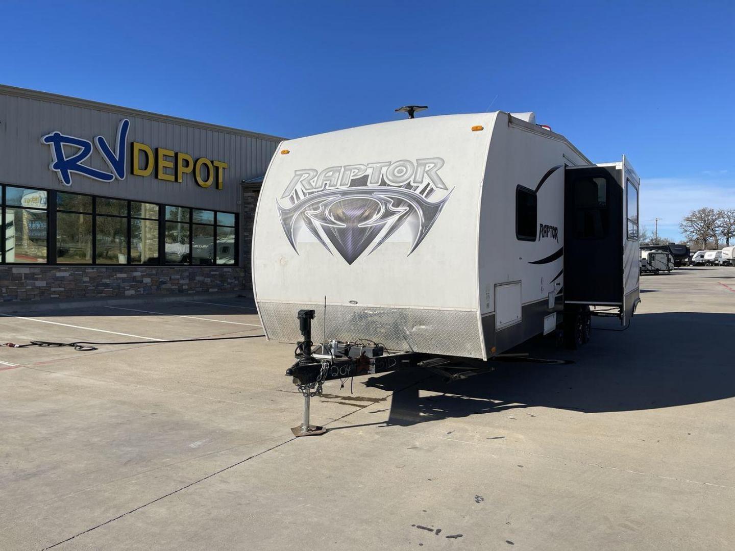 2014 WHITE RAPTOR 31DS (4YDT31D27ER) , located at 4319 N Main St, Cleburne, TX, 76033, (817) 678-5133, 32.385960, -97.391212 - Photo#0