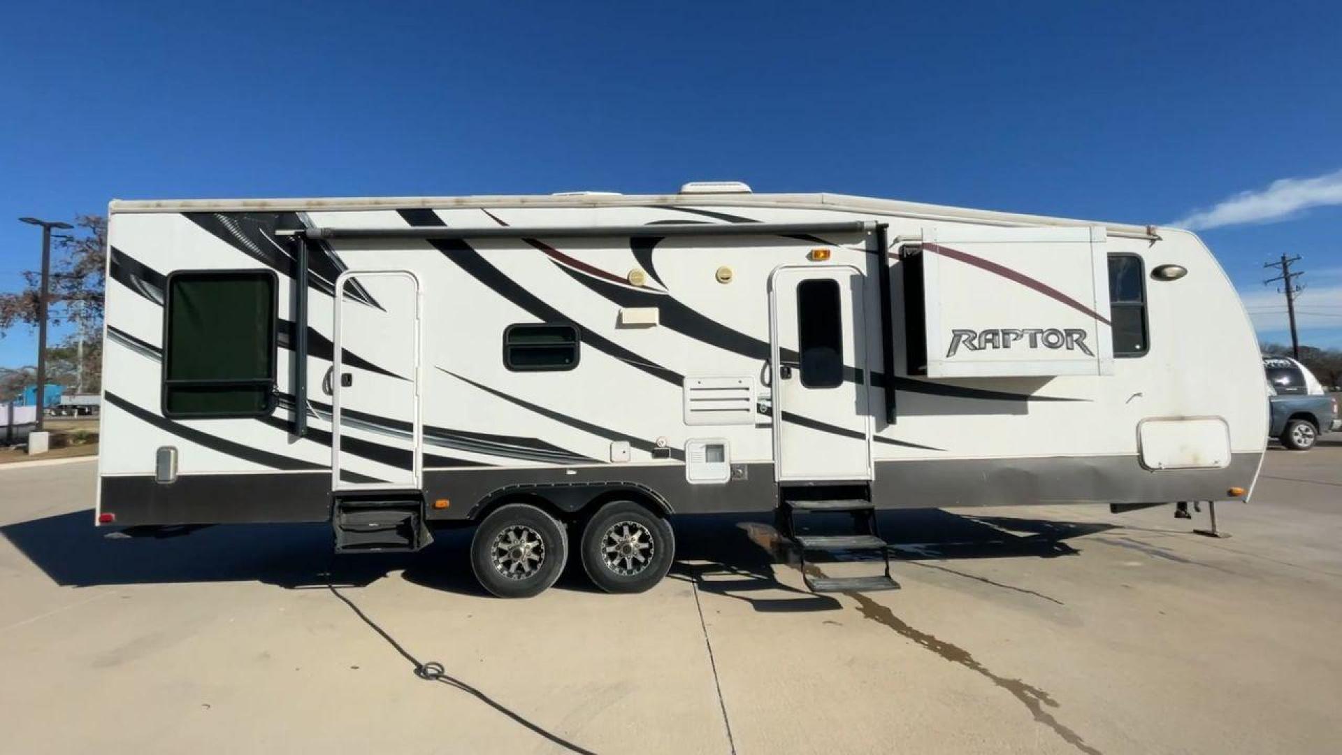 2014 WHITE RAPTOR 31DS (4YDT31D27ER) , located at 4319 N Main St, Cleburne, TX, 76033, (817) 678-5133, 32.385960, -97.391212 - Photo#2