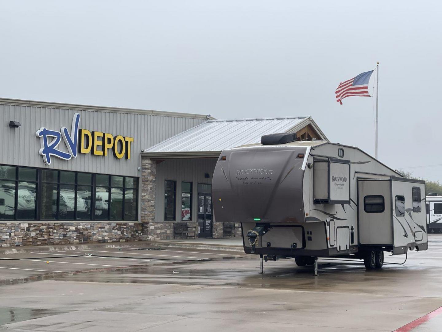 2014 TAN ROCKWOOD SIGNATURE 8281WS (4X4FRLD22E1) , Length: 31.92 ft. | Dry Weight: 7,849 lbs. | Slides: 3 transmission, located at 4319 N Main St, Cleburne, TX, 76033, (817) 678-5133, 32.385960, -97.391212 - Photo#0