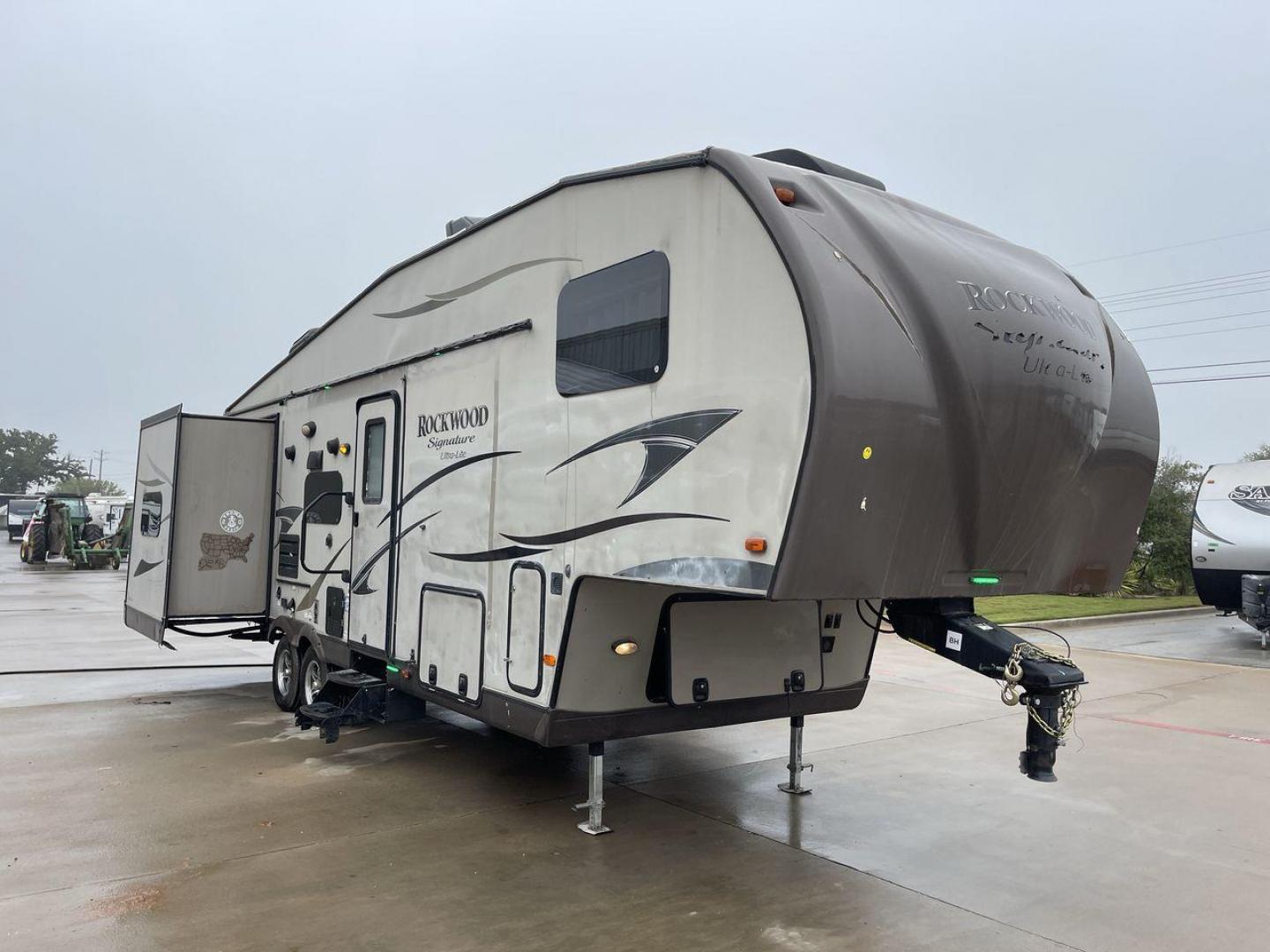 2014 TAN ROCKWOOD SIGNATURE 8281WS (4X4FRLD22E1) , Length: 31.92 ft. | Dry Weight: 7,849 lbs. | Slides: 3 transmission, located at 4319 N Main St, Cleburne, TX, 76033, (817) 678-5133, 32.385960, -97.391212 - Photo#22