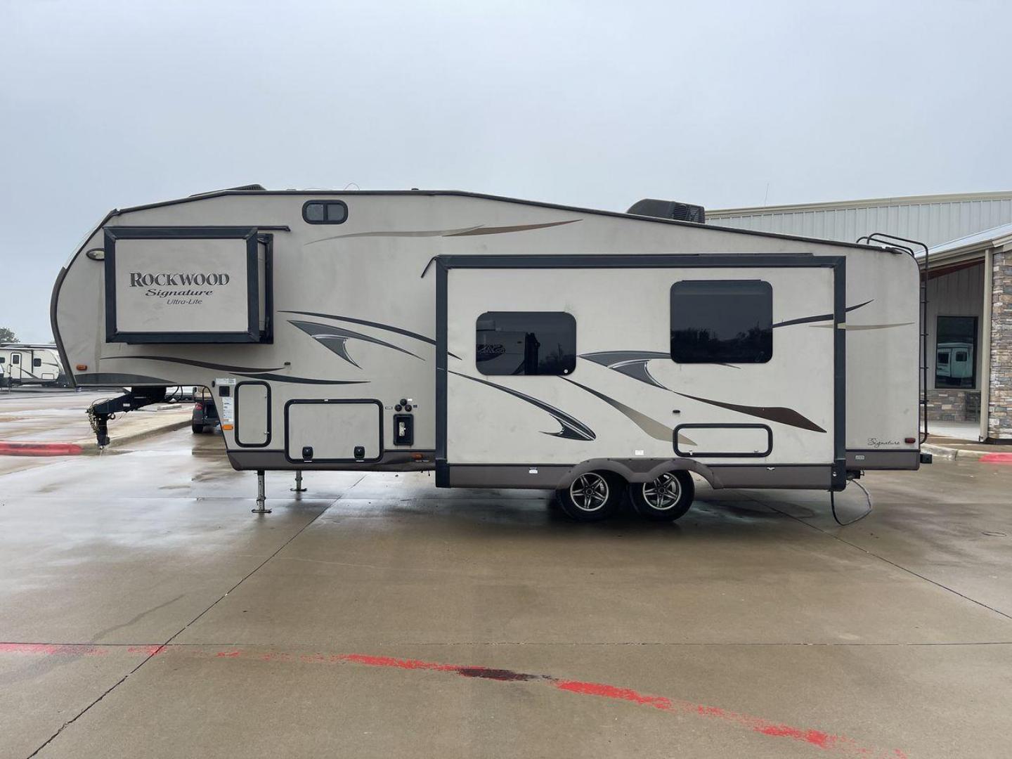 2014 TAN ROCKWOOD SIGNATURE 8281WS (4X4FRLD22E1) , Length: 31.92 ft. | Dry Weight: 7,849 lbs. | Slides: 3 transmission, located at 4319 N Main St, Cleburne, TX, 76033, (817) 678-5133, 32.385960, -97.391212 - Photo#23