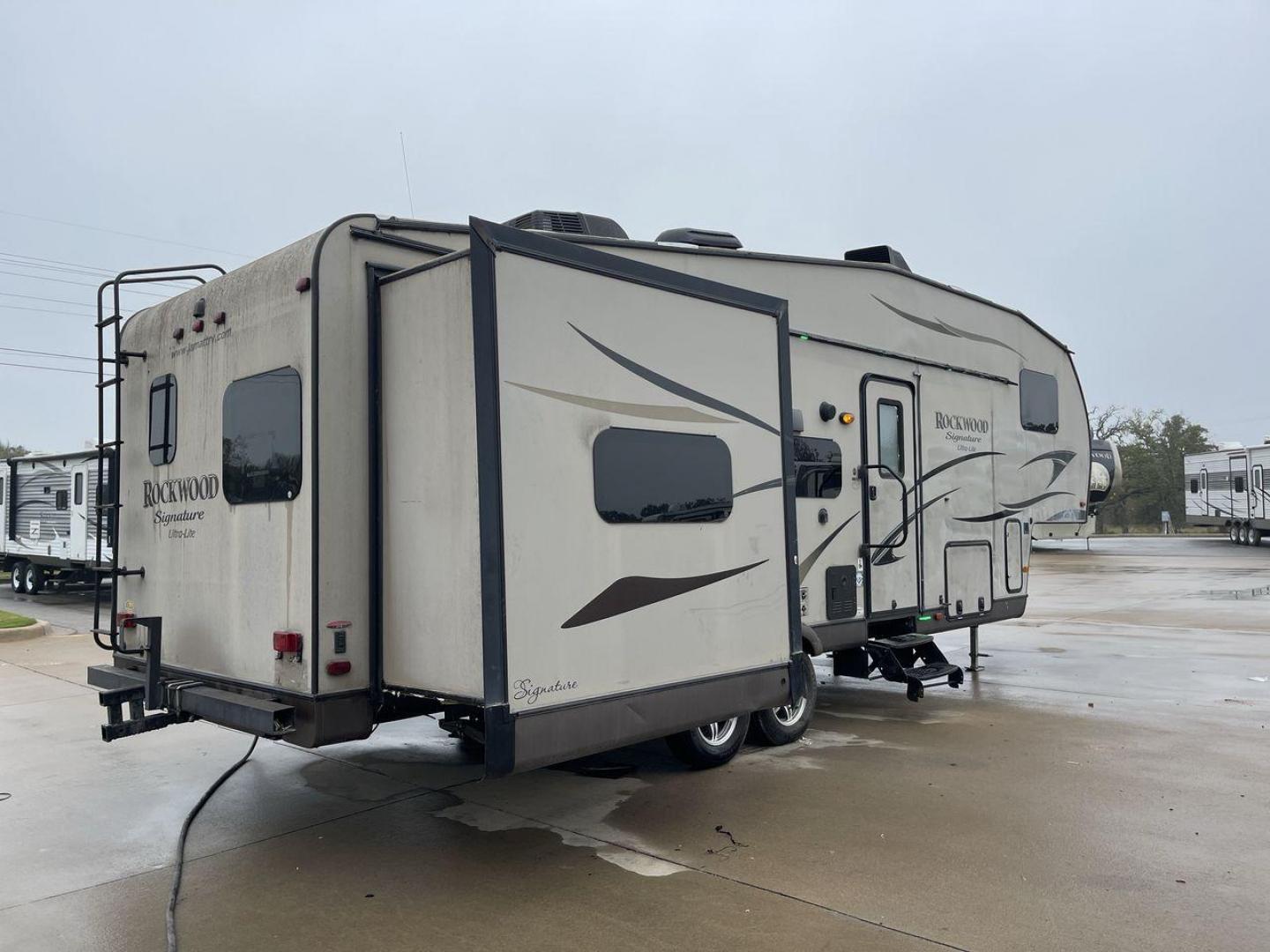 2014 TAN ROCKWOOD SIGNATURE 8281WS (4X4FRLD22E1) , Length: 31.92 ft. | Dry Weight: 7,849 lbs. | Slides: 3 transmission, located at 4319 N Main St, Cleburne, TX, 76033, (817) 678-5133, 32.385960, -97.391212 - Photo#24