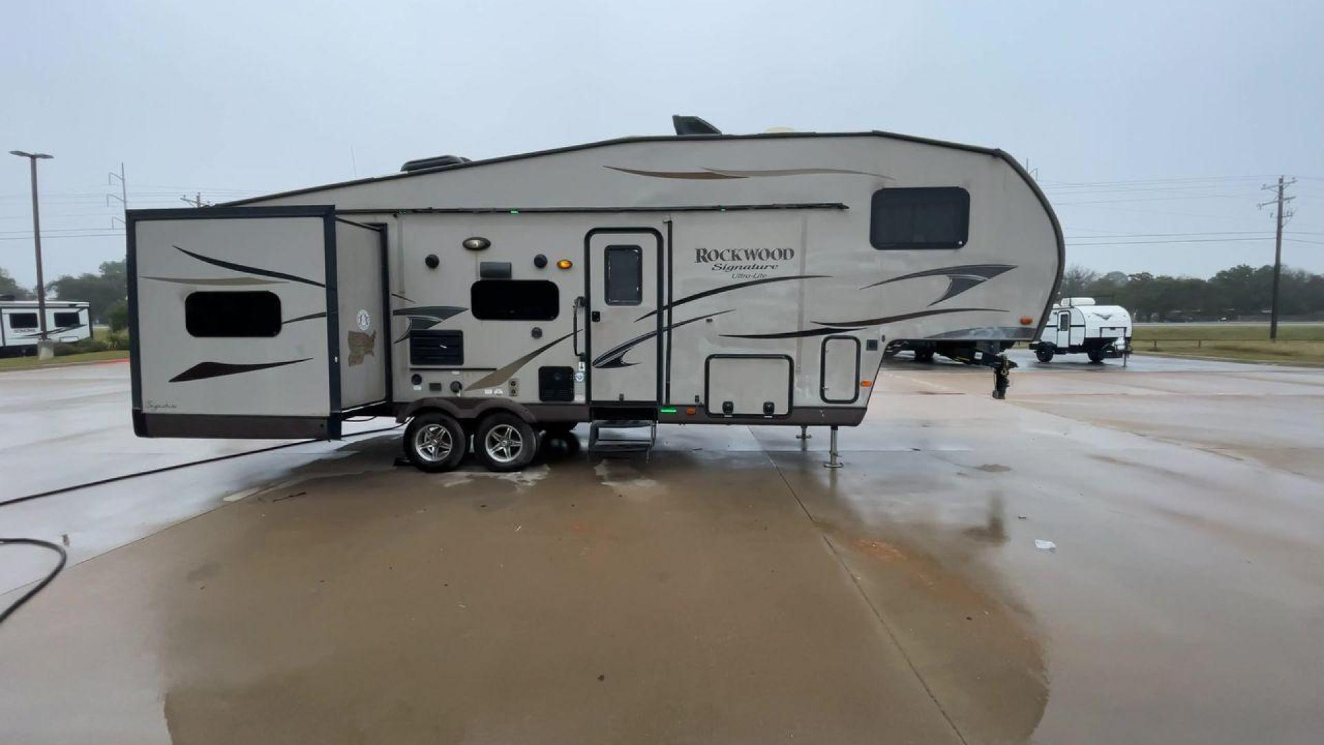 2014 TAN ROCKWOOD SIGNATURE 8281WS (4X4FRLD22E1) , Length: 31.92 ft. | Dry Weight: 7,849 lbs. | Slides: 3 transmission, located at 4319 N Main St, Cleburne, TX, 76033, (817) 678-5133, 32.385960, -97.391212 - Photo#2