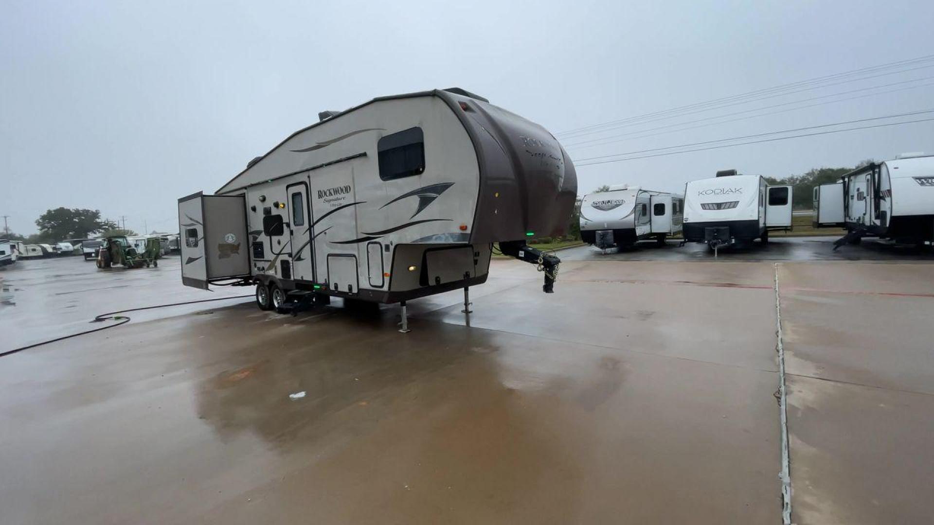 2014 TAN ROCKWOOD SIGNATURE 8281WS (4X4FRLD22E1) , Length: 31.92 ft. | Dry Weight: 7,849 lbs. | Slides: 3 transmission, located at 4319 N Main St, Cleburne, TX, 76033, (817) 678-5133, 32.385960, -97.391212 - Photo#3