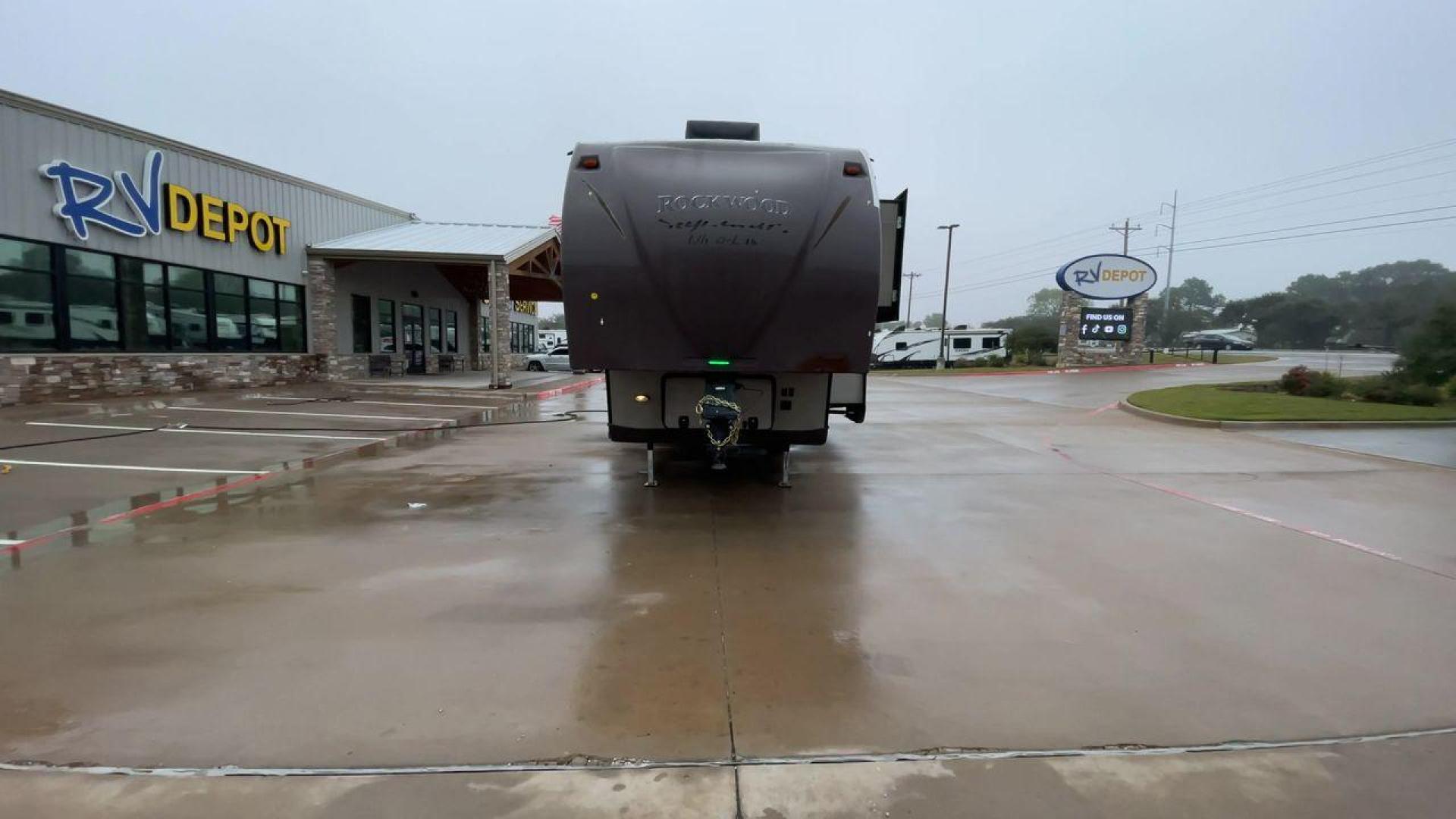 2014 TAN ROCKWOOD SIGNATURE 8281WS (4X4FRLD22E1) , Length: 31.92 ft. | Dry Weight: 7,849 lbs. | Slides: 3 transmission, located at 4319 N Main St, Cleburne, TX, 76033, (817) 678-5133, 32.385960, -97.391212 - Photo#4