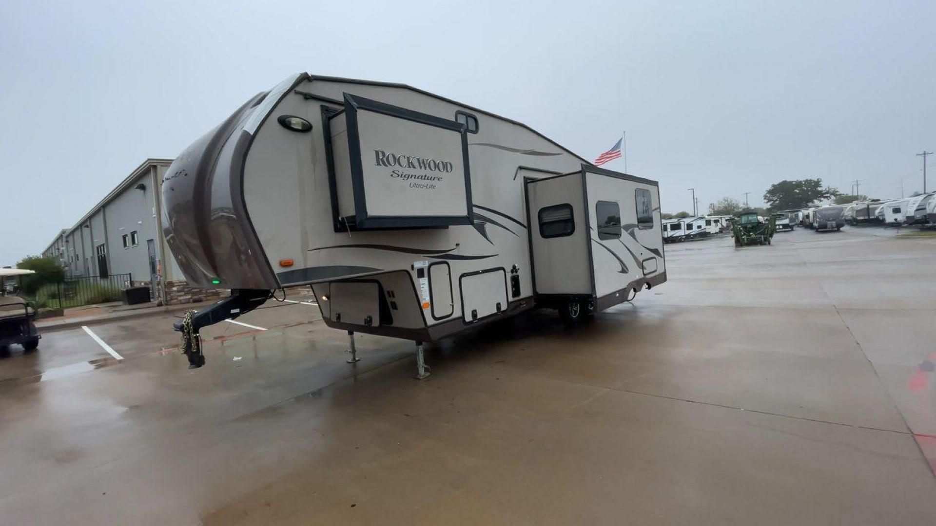 2014 TAN ROCKWOOD SIGNATURE 8281WS (4X4FRLD22E1) , Length: 31.92 ft. | Dry Weight: 7,849 lbs. | Slides: 3 transmission, located at 4319 N Main St, Cleburne, TX, 76033, (817) 678-5133, 32.385960, -97.391212 - Photo#5