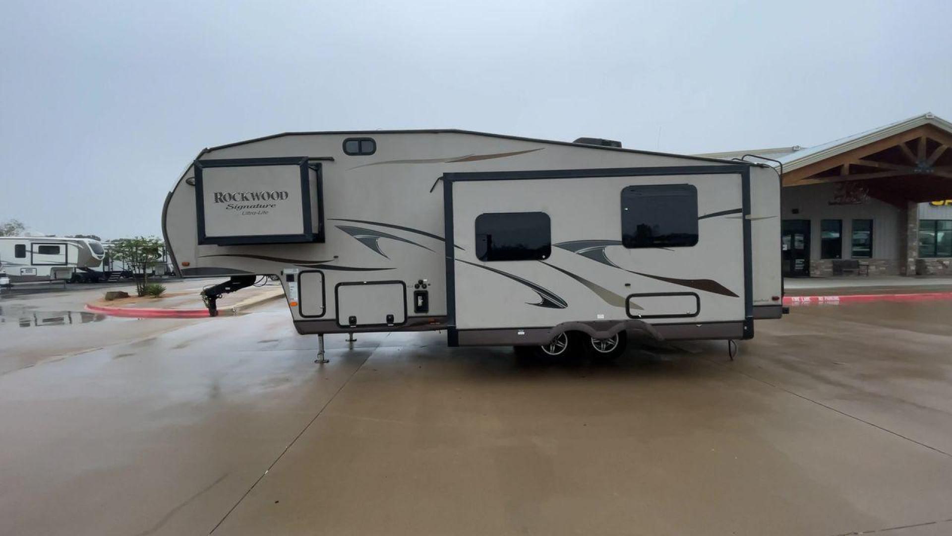 2014 TAN ROCKWOOD SIGNATURE 8281WS (4X4FRLD22E1) , Length: 31.92 ft. | Dry Weight: 7,849 lbs. | Slides: 3 transmission, located at 4319 N Main St, Cleburne, TX, 76033, (817) 678-5133, 32.385960, -97.391212 - Photo#6