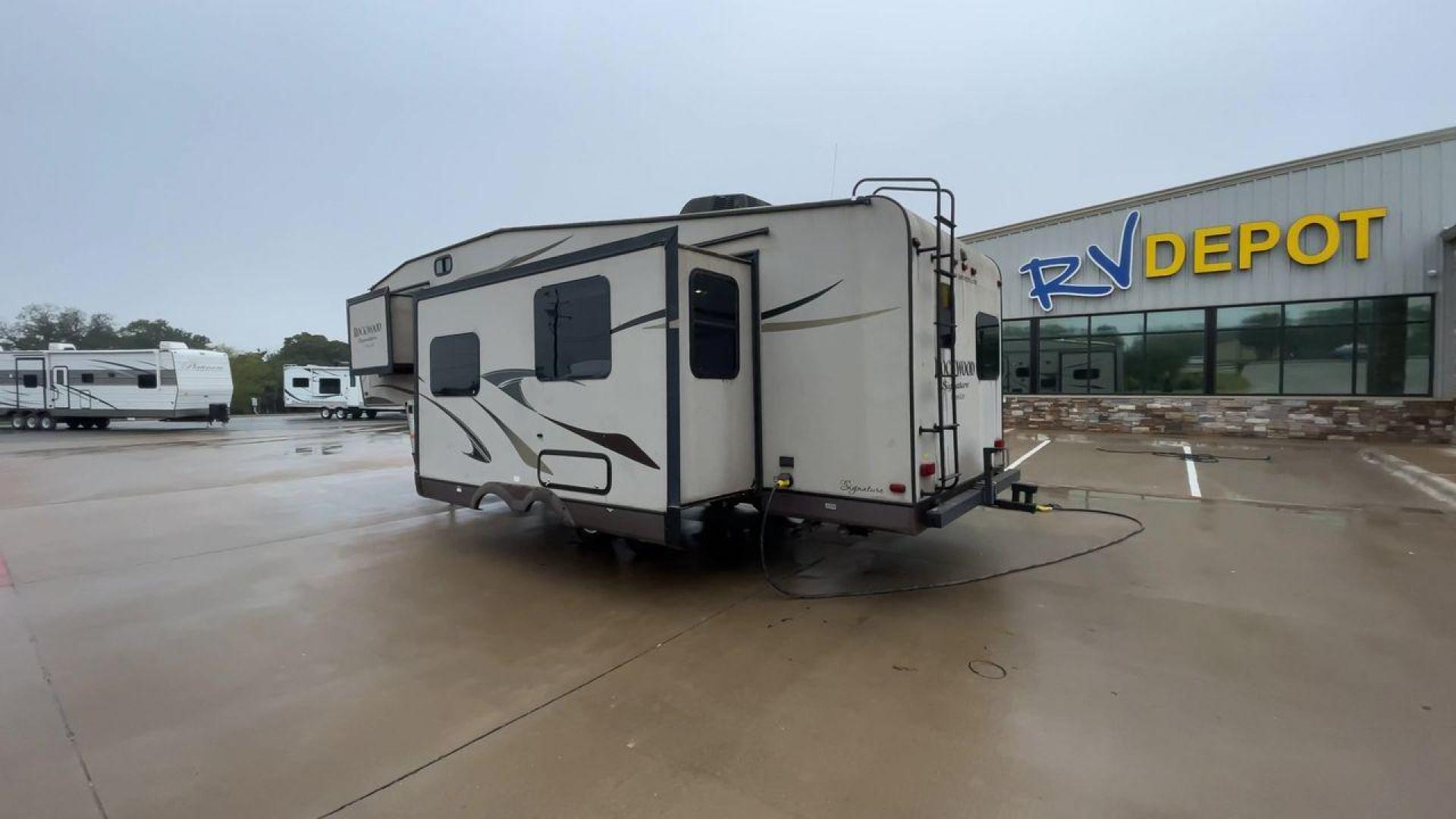 2014 TAN ROCKWOOD SIGNATURE 8281WS (4X4FRLD22E1) , Length: 31.92 ft. | Dry Weight: 7,849 lbs. | Slides: 3 transmission, located at 4319 N Main St, Cleburne, TX, 76033, (817) 678-5133, 32.385960, -97.391212 - Photo#7