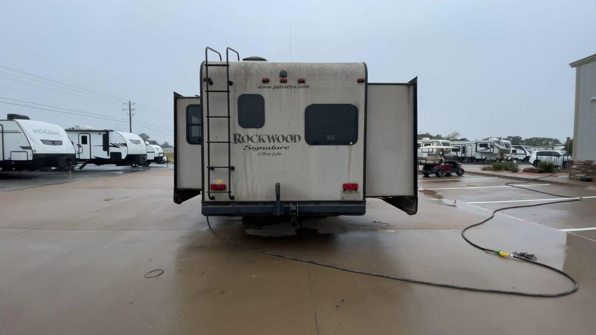 2014 TAN ROCKWOOD SIGNATURE 8281WS (4X4FRLD22E1) , Length: 31.92 ft. | Dry Weight: 7,849 lbs. | Slides: 3 transmission, located at 4319 N Main St, Cleburne, TX, 76033, (817) 678-5133, 32.385960, -97.391212 - Photo#8