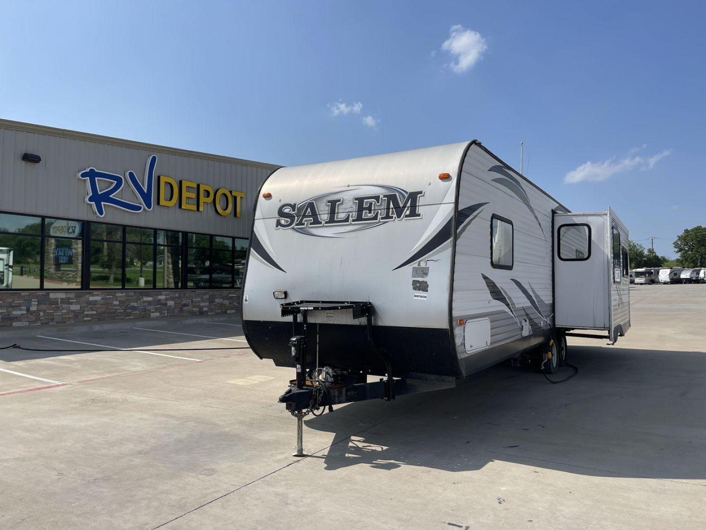 2014 WHITE SALEM 27RLSS (4X4TSMC21EA) , Length: 32.17 ft. | Dry Weight: 6,373 lbs. | Slides: 1 transmission, located at 4319 N Main St, Cleburne, TX, 76033, (817) 678-5133, 32.385960, -97.391212 - Photo#0