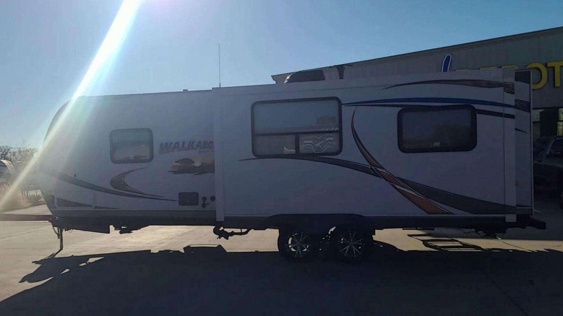 2014 TAN SKYLINE WALKABOUT 26SS - (1SE200M22EC) , Length: 29.25 ft. | Dry Weight: 5,350 lbs. | Slides: 1 transmission, located at 4319 N Main St, Cleburne, TX, 76033, (817) 678-5133, 32.385960, -97.391212 - In this elegantly constructed 2017 Forest River Sandpiper 3250IK Travel Trailer, enjoy comfortable and cozy camping. For those looking for a home away from home during their outdoor activities, this RV offers the ideal balance of comfort, design, and functionality. This trailer measures 29.5 ft in l - Photo#6