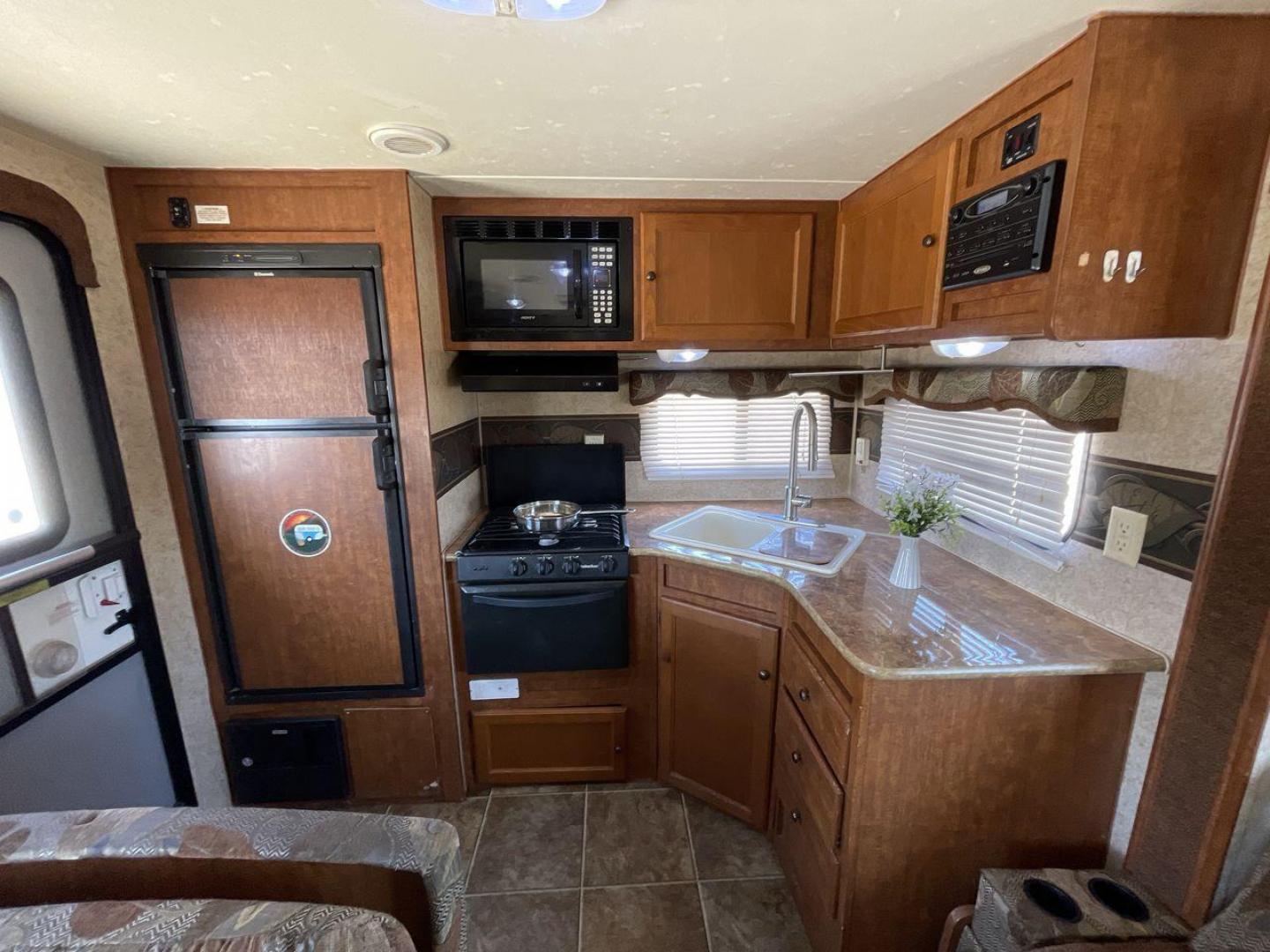 2014 SKYLINE WEEKENDER 260 - (1SE200M24EC) , located at 4319 N Main St, Cleburne, TX, 76033, (817) 678-5133, 32.385960, -97.391212 - Photo#10