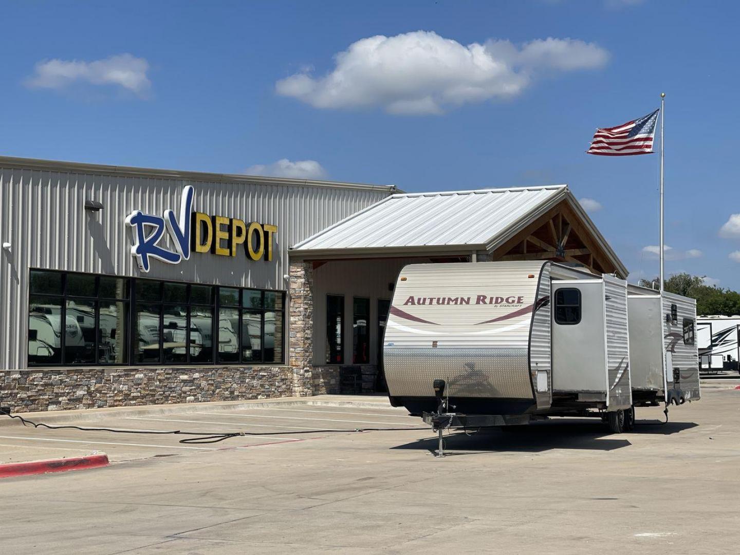 2014 WHITE STARCRAFT AUTUMN RIDGE346 RESA (1SABS0BU0E2) , Length: 38.25 ft. | Dry Weight: 8,385 lbs. | Gross Weight: 10,750 lbs. | Slides: 3 transmission, located at 4319 N Main St, Cleburne, TX, 76033, (817) 678-5133, 32.385960, -97.391212 - With the 2014 Starcraft Autumn Ridge 346RESA travel trailer, you can unleash your inner explorer. For your outdoor adventures, this finely built and feature-rich RV is intended to bring you a cozy and delightful home away from home. This trailer has dimensions of 38.25 ft in length, 8 ft in width, a - Photo#0