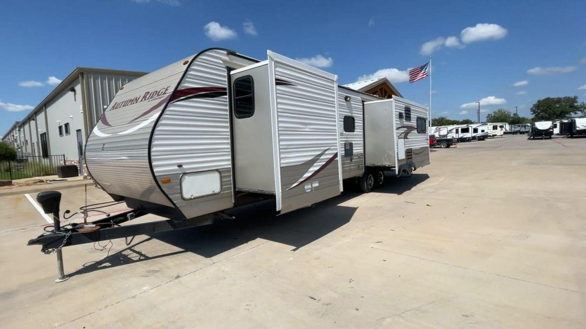 2014 WHITE STARCRAFT AUTUMN RIDGE346 RESA (1SABS0BU0E2) , Length: 38.25 ft. | Dry Weight: 8,385 lbs. | Gross Weight: 10,750 lbs. | Slides: 3 transmission, located at 4319 N Main St, Cleburne, TX, 76033, (817) 678-5133, 32.385960, -97.391212 - With the 2014 Starcraft Autumn Ridge 346RESA travel trailer, you can unleash your inner explorer. For your outdoor adventures, this finely built and feature-rich RV is intended to bring you a cozy and delightful home away from home. This trailer has dimensions of 38.25 ft in length, 8 ft in width, a - Photo#5