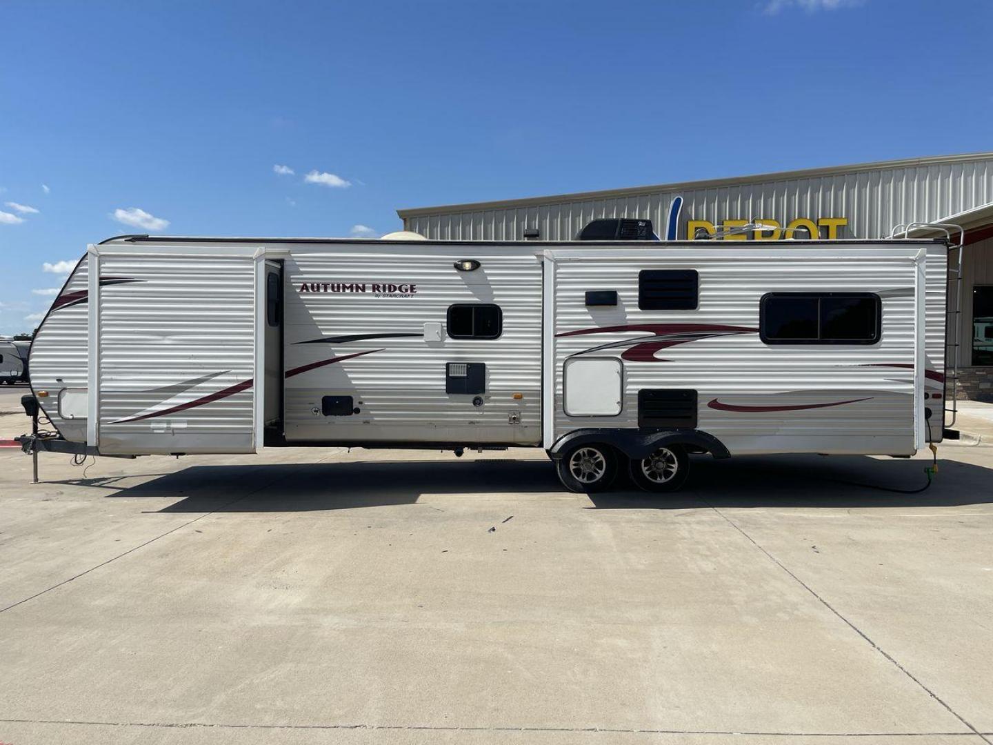 2014 WHITE STARCRAFT AUTUMN RIDGE346 RESA (1SABS0BU0E2) , Length: 38.25 ft. | Dry Weight: 8,385 lbs. | Gross Weight: 10,750 lbs. | Slides: 3 transmission, located at 4319 N Main St, Cleburne, TX, 76033, (817) 678-5133, 32.385960, -97.391212 - With the 2014 Starcraft Autumn Ridge 346RESA travel trailer, you can unleash your inner explorer. For your outdoor adventures, this finely built and feature-rich RV is intended to bring you a cozy and delightful home away from home. This trailer has dimensions of 38.25 ft in length, 8 ft in width, a - Photo#24