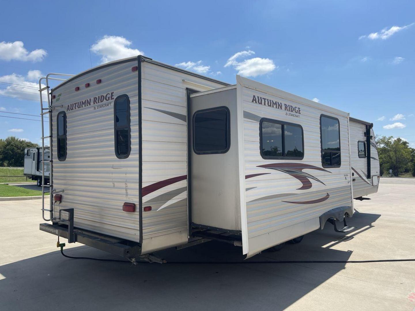 2014 WHITE STARCRAFT AUTUMN RIDGE346 RESA (1SABS0BU0E2) , Length: 38.25 ft. | Dry Weight: 8,385 lbs. | Gross Weight: 10,750 lbs. | Slides: 3 transmission, located at 4319 N Main St, Cleburne, TX, 76033, (817) 678-5133, 32.385960, -97.391212 - With the 2014 Starcraft Autumn Ridge 346RESA travel trailer, you can unleash your inner explorer. For your outdoor adventures, this finely built and feature-rich RV is intended to bring you a cozy and delightful home away from home. This trailer has dimensions of 38.25 ft in length, 8 ft in width, a - Photo#25