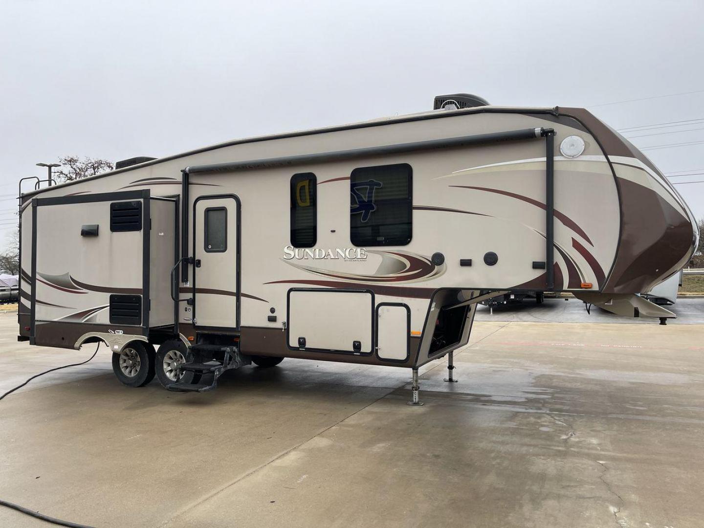 2014 TAN SUNDANCE 2880RLT (5SFSG3320EE) , Length: 32.2 ft. | Dry Weight: 9,750 lbs. | Gross Weight: 13,800 lbs. | Slides: 3 transmission, located at 4319 N Main St, Cleburne, TX, 76033, (817) 678-5133, 32.385960, -97.391212 - This 2014 Sundance Fifth Wheel is just over 32 feet long and 8 feet wide. It has a GVWR of 13,800 lbs and a hitch weight of 2,220 lbs. The exterior of this fifth wheel is a stylish grey with brown, white, and beige decals. This model also has three slides and a 16-foot power-retractable awning. The - Photo#21