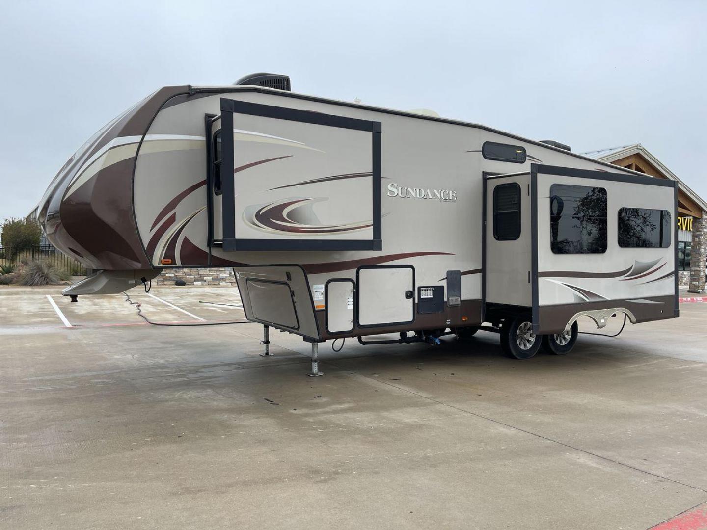 2014 TAN SUNDANCE 2880RLT (5SFSG3320EE) , Length: 32.2 ft. | Dry Weight: 9,750 lbs. | Gross Weight: 13,800 lbs. | Slides: 3 transmission, located at 4319 N Main St, Cleburne, TX, 76033, (817) 678-5133, 32.385960, -97.391212 - This 2014 Sundance Fifth Wheel is just over 32 feet long and 8 feet wide. It has a GVWR of 13,800 lbs and a hitch weight of 2,220 lbs. The exterior of this fifth wheel is a stylish grey with brown, white, and beige decals. This model also has three slides and a 16-foot power-retractable awning. The - Photo#22