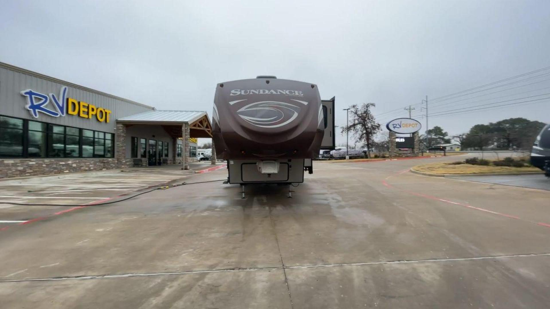 2014 TAN SUNDANCE 2880RLT (5SFSG3320EE) , Length: 32.2 ft. | Dry Weight: 9,750 lbs. | Gross Weight: 13,800 lbs. | Slides: 3 transmission, located at 4319 N Main St, Cleburne, TX, 76033, (817) 678-5133, 32.385960, -97.391212 - This 2014 Sundance Fifth Wheel is just over 32 feet long and 8 feet wide. It has a GVWR of 13,800 lbs and a hitch weight of 2,220 lbs. The exterior of this fifth wheel is a stylish grey with brown, white, and beige decals. This model also has three slides and a 16-foot power-retractable awning. The - Photo#4