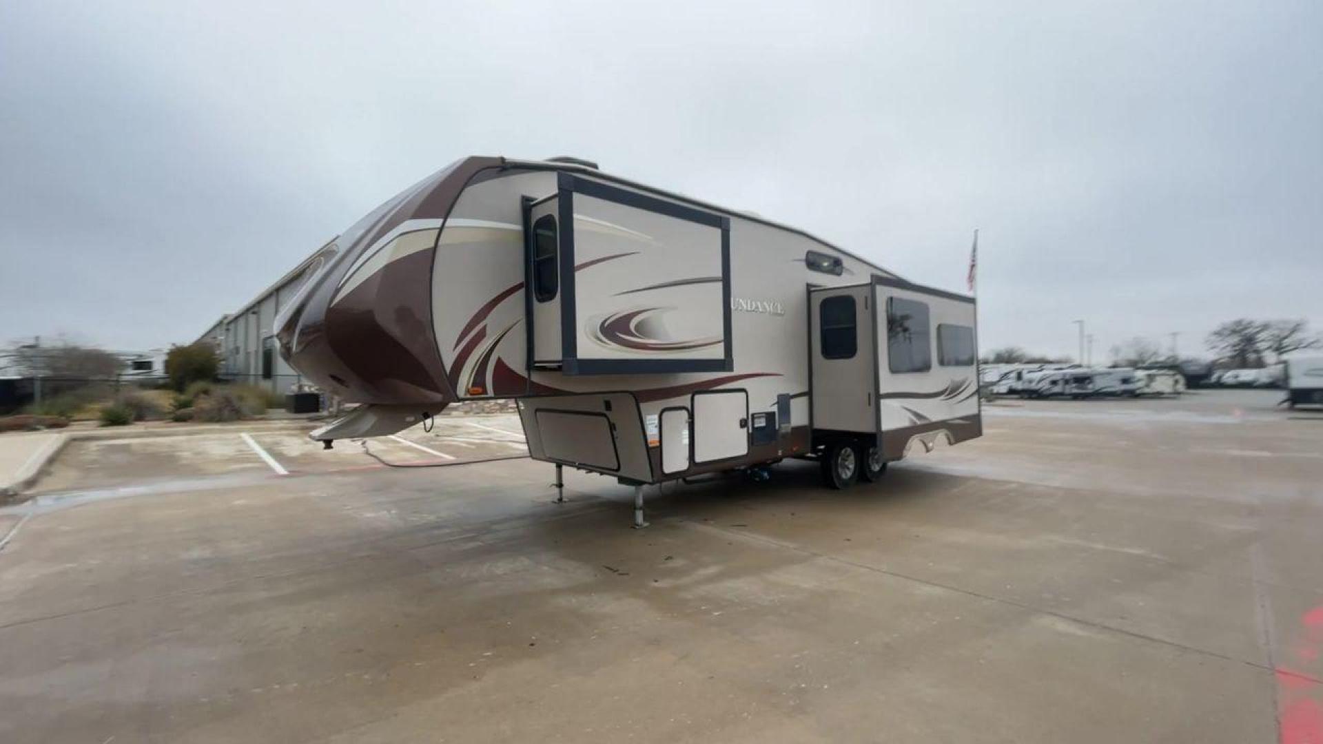 2014 TAN SUNDANCE 2880RLT (5SFSG3320EE) , Length: 32.2 ft. | Dry Weight: 9,750 lbs. | Gross Weight: 13,800 lbs. | Slides: 3 transmission, located at 4319 N Main St, Cleburne, TX, 76033, (817) 678-5133, 32.385960, -97.391212 - This 2014 Sundance Fifth Wheel is just over 32 feet long and 8 feet wide. It has a GVWR of 13,800 lbs and a hitch weight of 2,220 lbs. The exterior of this fifth wheel is a stylish grey with brown, white, and beige decals. This model also has three slides and a 16-foot power-retractable awning. The - Photo#5