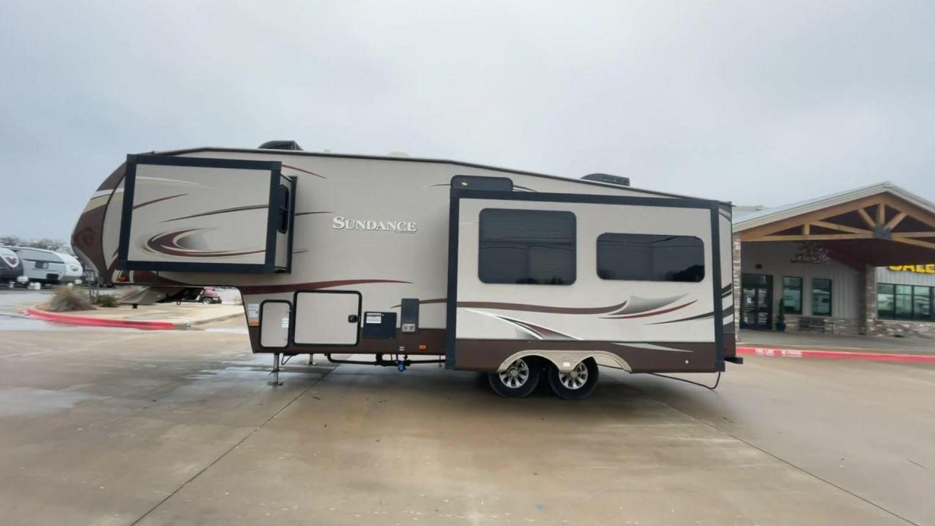 2014 TAN SUNDANCE 2880RLT (5SFSG3320EE) , Length: 32.2 ft. | Dry Weight: 9,750 lbs. | Gross Weight: 13,800 lbs. | Slides: 3 transmission, located at 4319 N Main St, Cleburne, TX, 76033, (817) 678-5133, 32.385960, -97.391212 - This 2014 Sundance Fifth Wheel is just over 32 feet long and 8 feet wide. It has a GVWR of 13,800 lbs and a hitch weight of 2,220 lbs. The exterior of this fifth wheel is a stylish grey with brown, white, and beige decals. This model also has three slides and a 16-foot power-retractable awning. The - Photo#6