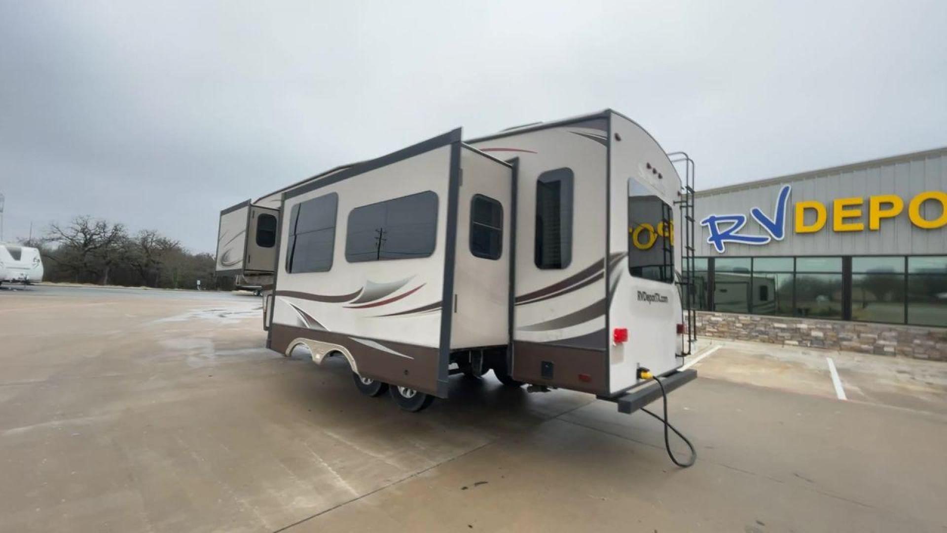 2014 TAN SUNDANCE 2880RLT (5SFSG3320EE) , Length: 32.2 ft. | Dry Weight: 9,750 lbs. | Gross Weight: 13,800 lbs. | Slides: 3 transmission, located at 4319 N Main St, Cleburne, TX, 76033, (817) 678-5133, 32.385960, -97.391212 - This 2014 Sundance Fifth Wheel is just over 32 feet long and 8 feet wide. It has a GVWR of 13,800 lbs and a hitch weight of 2,220 lbs. The exterior of this fifth wheel is a stylish grey with brown, white, and beige decals. This model also has three slides and a 16-foot power-retractable awning. The - Photo#7